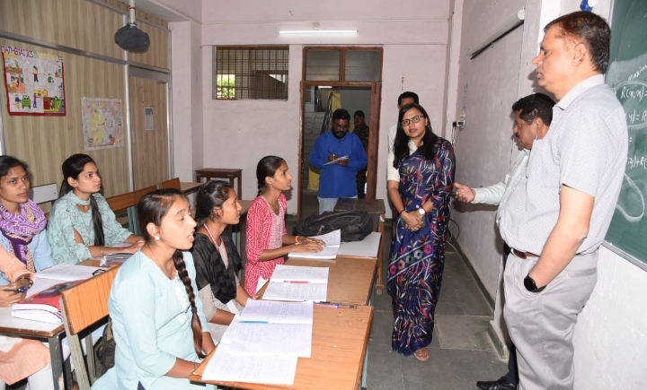 संभागायुक्त एवं कलेक्टर ने कन्या महाविद्यालय का किया औचक निरीक्षण, वाचनालय को अपग्रेड कर सुविधाजनक बनाने दिए निर्देश