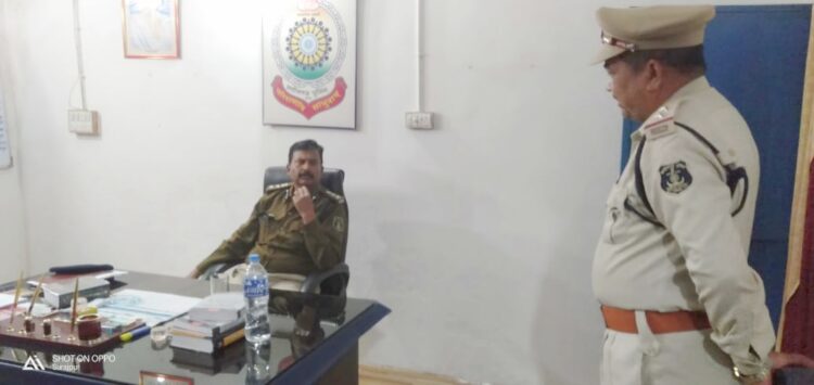 SSP प्रशांत ठाकुर देर रात अचानक पहुंचे चौकी लटोरी, लंबित मामलों की समीक्षा पर कमियां पाए जाने पर प्रभारी और विवेचकों को लगाई कड़ी फटकार