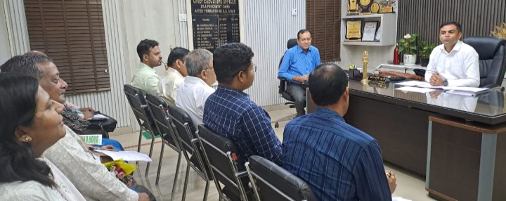 CEO बजरंग दुबे ने सड़क किनारे बैठे आवारा पशुओं के लिए उचित व्यवस्था करने हेतु जारी किए निर्देश