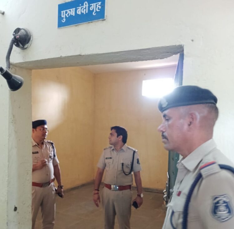 SP भोजराम पटेल ने फास्टरपुर थाने का किया औचक निरीक्षण, पीड़ित पक्षों से मिलकर जानी उनकी समस्या, ग्राम कोटवारों से भी हुए रूबरू