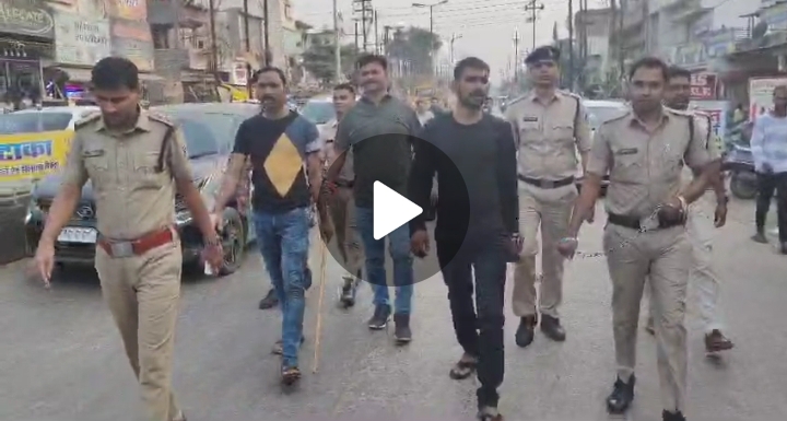 पैरोल में छूटे फरार बंदी देशी कट्टा व धारदार चाकू के साथ गिरफ्तार, पुलिस ने आरोपी का निकाला जुलूस