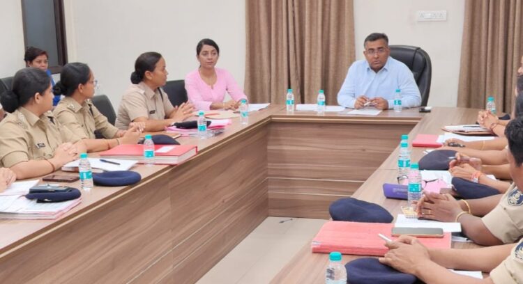 IG अमरेश मिश्रा ने रेंज की महिला अधिकारियों की ली बैठक, प्रबंधन क्षमता विकसित कर अपराध एवं शिकायतों के त्वरित निराकरण करने के दिए निर्देश