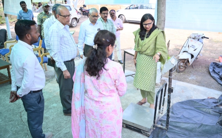 कलेक्टर ऋचा प्रकाश चौधरी ने चंदखुरी और थनौद उपार्जन केंद्र की व्यवस्था का लिया जायजा, 87 सहकारी समितियों के 102 उपार्जन केंद्रों में होगी धान खरीदी
