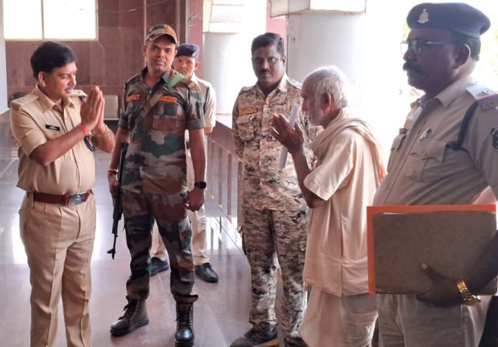 SP रामकृष्ण साहू ने बुजुर्ग फरियादी का हाथ जोड़कर किया अभिवादन, समस्या सुन दिया निराकरण का आश्वासन