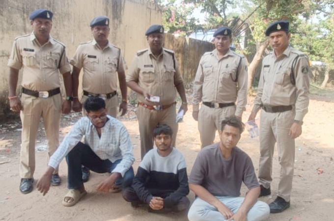 प्रतिबंधित MDMA ड्रग्स बेचने के फिराक ग्राहक तलाश करते 3 आरोपी गिरफ्तार, 2 लाख रुपए का मशरूका जप्त