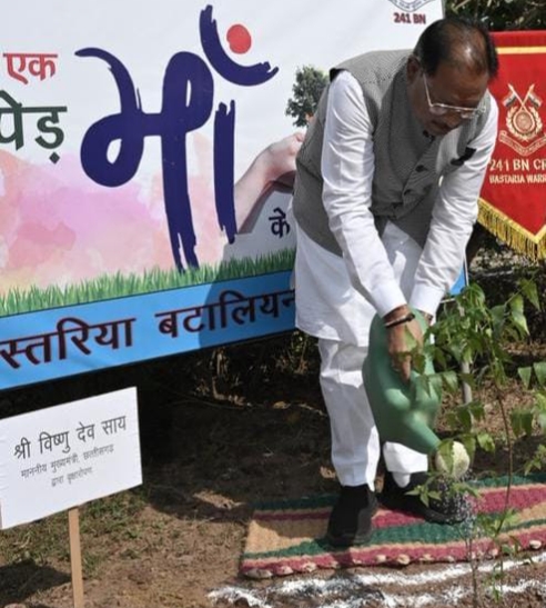 मुख्यमंत्री विष्णु देव साय ने “एक पेड़ मां के नाम” अभियान के तहत सीआरपीएफ के बस्तरिया बटालियन परिसर में लगाया नीम का पौधा