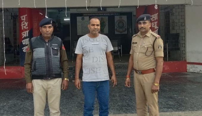 NMDC प्लांट में नौकरी लगाने के नाम पर तीन लोगों से 16 लाख रुपए की धोखधड़ी का फरार आरोपी मुंबई से गिरफ्तार