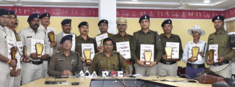 SSP डॉ. संतोष सिंह ने जिले के पुलिसकर्मियों को प्रशस्ति पत्र देकर किया पुरस्कृत
