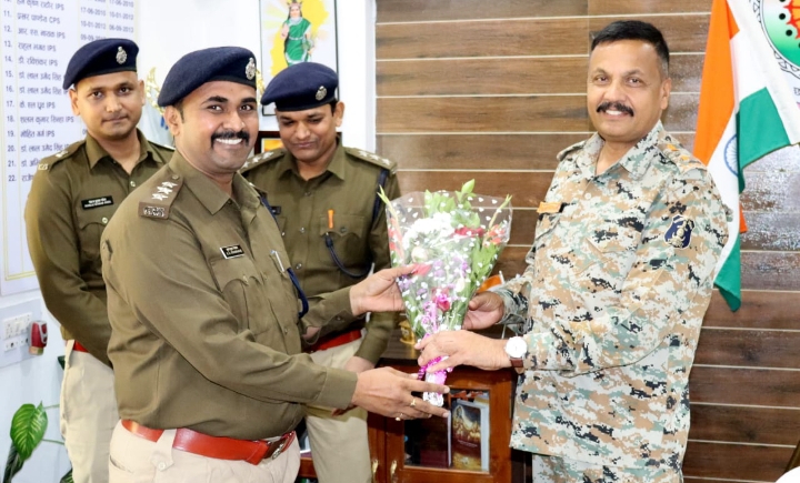 नवपदस्थ SP धर्मेंद्र सिंह छवई का पुलिस अधीक्षक कार्यालय में पुष्पगुच्छ से किया गया स्वागत, अधिकारियों की बैठक लेकर दिए आवश्यक निर्देश