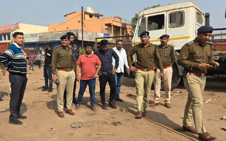 दुर्ग पुलिस ने ट्रांसपोर्ट नगर का किया औचक निरीक्षण, रोड में खड़ी हुई ट्रकों को व्यवस्थित खड़ी रखने दी समझाईस