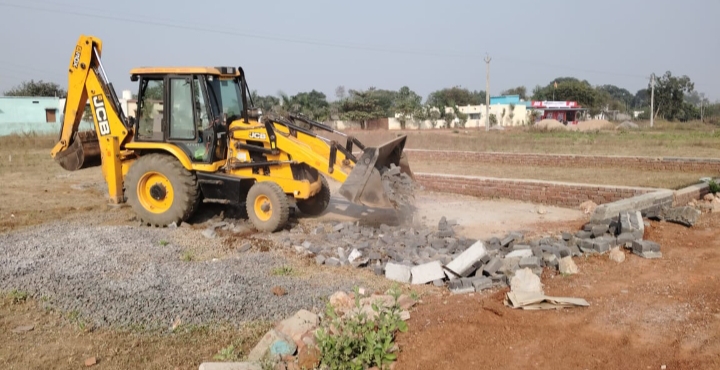 अवैध प्लॉटिंग पर भिलाई चरोदा निगम का चला जेसीबी, मार्ग सरंचना को किया ध्वस्त