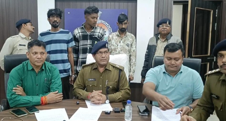 खंजर टीकाकर क्यूआर कोड से 20 हजार रुपए लूट करने वाले 03 आरोपी गिरफ्तार