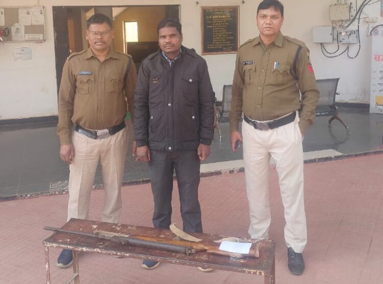 स्कूल में घुसकर महिला BEO को एयरगन से धमकी देने के वाला प्रधान पाठक गिरफ्तार
