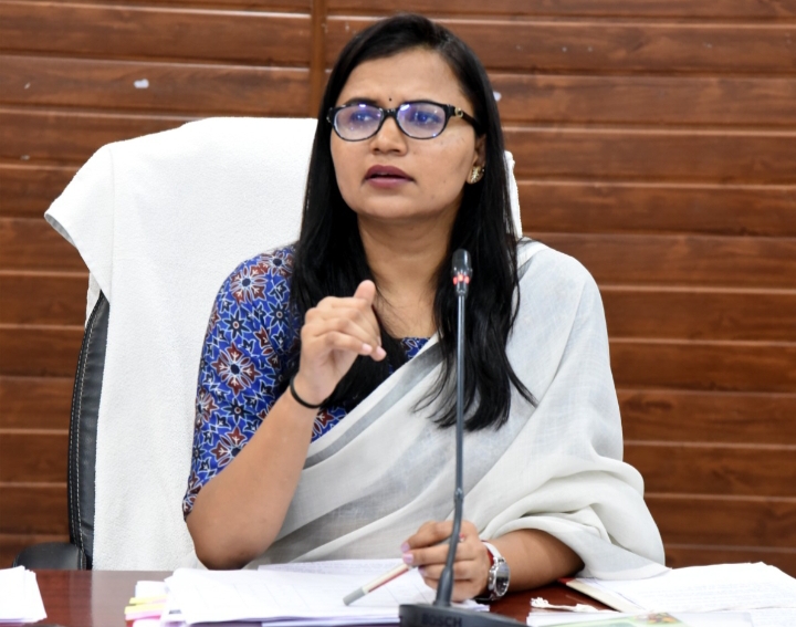 सार्थी पोर्टल में लंबित आवेदनों के निराकरण पर ध्यान देवें अधिकारी- कलेक्टर ऋचा प्रकाश चौधरी