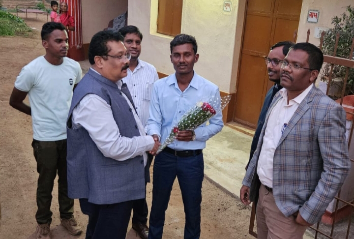 CGPSC टॉप टेन में आए उत्तम महोबिया को ADM और SDM ने दी एवं शुभकामनाएं बधाई