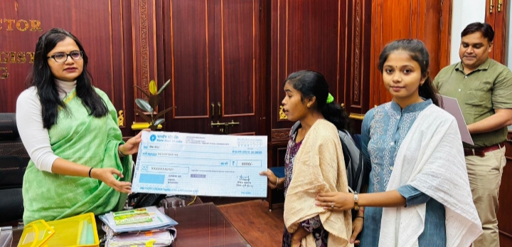 कलेक्टर ऋचा प्रकाश चौधरी ने मेधावी दिव्यांग छात्र-छात्राओं को प्रोत्साहन राशि का चेक किया वितरण