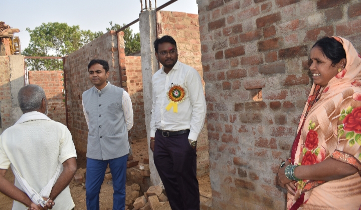 जिला पंचायत सीईओ बजरंग दुबे ने पीएम आवास के निर्माण कार्यों का किया निरीक्षण