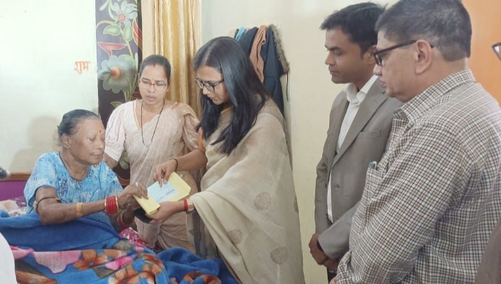 कलेक्टर ऋचा प्रकाश चौधरी ने जाना पद्मविभूषण तीजन बाई का हालचाल, 50 हजार रूपए की दी आर्थिक सहायता