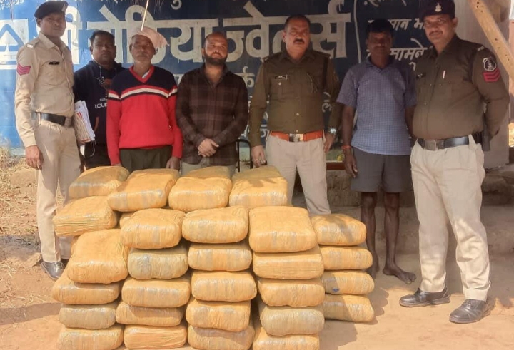 एक्सीडेंट हुए महेन्द्रा XUV की तलाशी लेने पर पुलिस रह गई दंग, 34 लाख रुपए से अधिक की गांजा जप्त