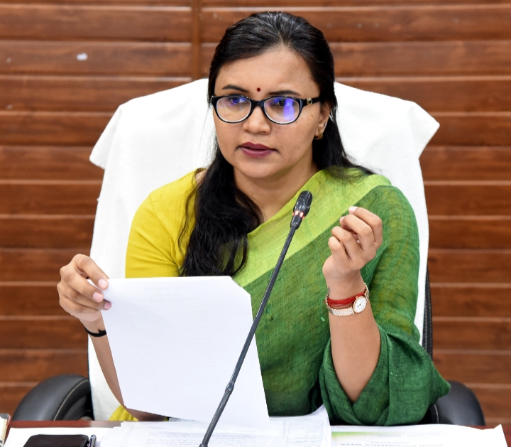 निर्धारित मापदंड के अनुरूप कार्यवाही सुनिश्चित करें अधिकारी- कलेक्टर ऋचा प्रकाश चौधरी