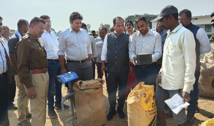 कलेक्टर-एसपी ने किया धान खरीदी केंद्र का निरीक्षण, माॅश्चर मशीन से धान की जांची नमी