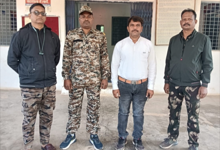 स्कूली छात्राओं से छेड़छाड़ एवं अश्लील हरकत करने वाला आरोपी शिक्षक गिरफ्तार