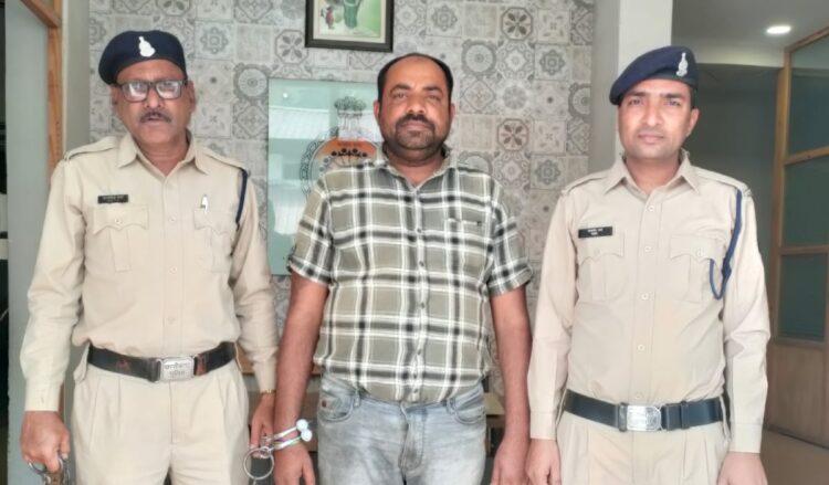 10 हजार रुपए का ईनामी पशु तस्कर गिरफ्तार, अपराध घटित कर लम्बे समय से चल रहा था फरार