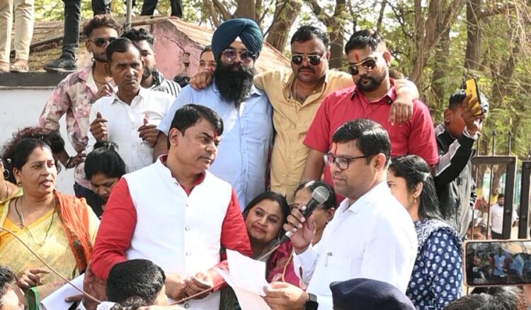 उपनेता प्रतिपक्ष दया सिंह ने निगम आयुक्त को सौंपा ज्ञापन, भ्रष्टाचार और कमीशनखोरी का आरोप लगाकर मेयर के खिलाफ किया प्रदर्शन