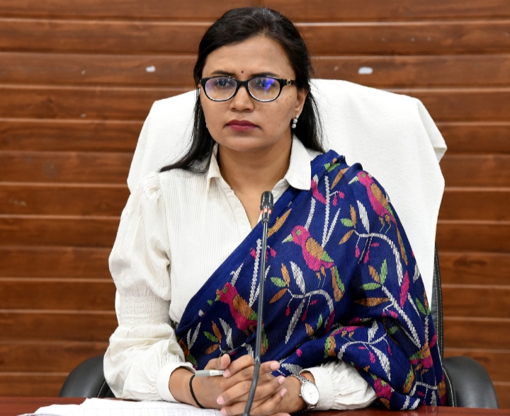 लम्बे समय से अनुपस्थित कर्मचारियों के विरूद्ध कार्यवाही से अवगत करायें अधिकारी : कलेक्टर ऋचा प्रकाश चौधरी
