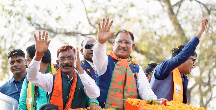 रायगढ़ के विशाल रोड शो में शामिल हुए मुख्यमंत्री विष्णु देव साय: उमड़ा जनसैलाब, सड़कों पर नजर आया भगवा समंदर