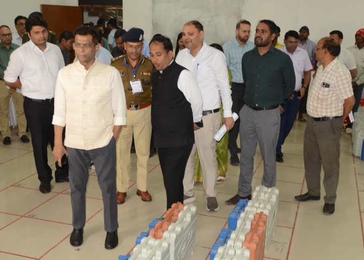 राज्य निर्वाचन आयुक्त अजय सिंह ने मतदान पूर्व तैयारियों की समीक्षा की, स्ट्रांग रूम का भी किया अवलोकन