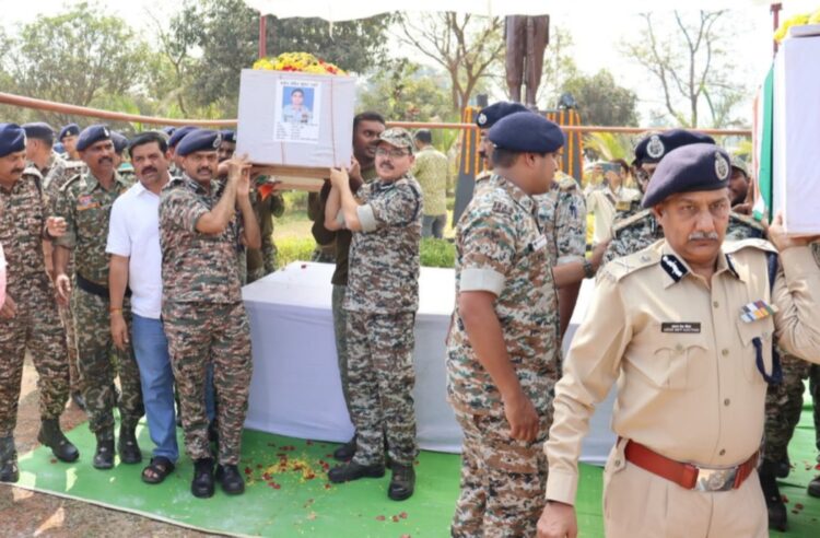 शहीद जवानों को दी गई श्रद्धांजली: मुठभेड़ में मारे गये 05 माओवादियों की हुई शिनाख्त, घायल जवानों का ईलाज जारी