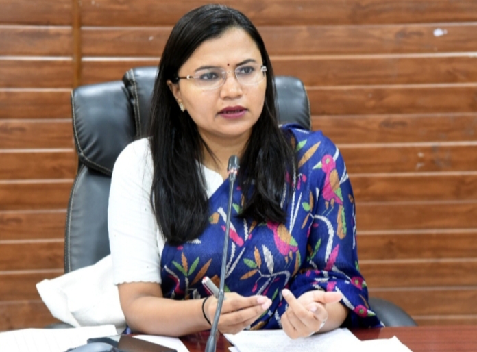 पदीय दायित्वों के निर्वहन में चूक एवं लापरवाही बरतने वाले तीन कर्मचारियों को कलेक्टर ऋचा प्रकाश चौधरी ने किया निलंबित