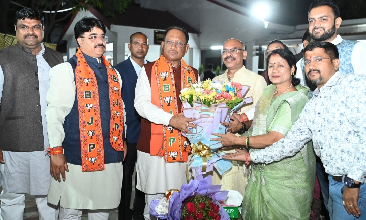 मुख्यमंत्री से नवनिर्वाचित महापौर सहित पार्षदों ने की मुलाकात, सीएम ने कहा- वार्डों का सर्वांगीण विकास पार्षदों की प्राथमिकता में हो