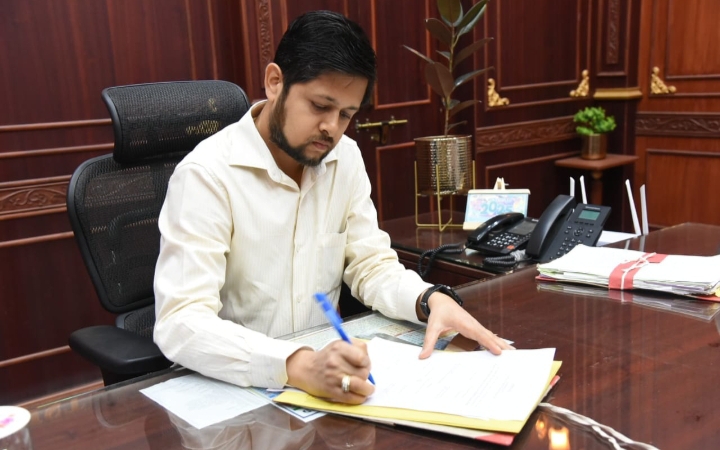निर्वाचन कार्य में घोर लापरवाही बरतने वाले उप संचालक का कलेक्टर अभिजीत सिंह ने काटा वेतन