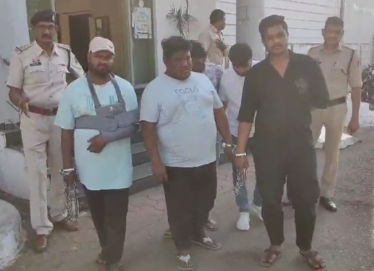 हाइवे ढ़ाबा में जुआ खेलते ढ़ाबा मालिक सहित कुल 05 गिरफ्तार, नगद 72400/- रूपये जप्त
