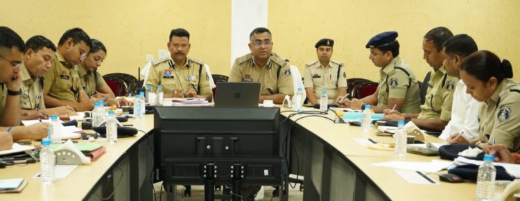IG अमरेश मिश्रा ने रायपुर जिले के समस्त राजपत्रित अधिकारियों की ली बैठक, योजनाबद्ध तरीके से कार्य करने के दिए निर्देश
