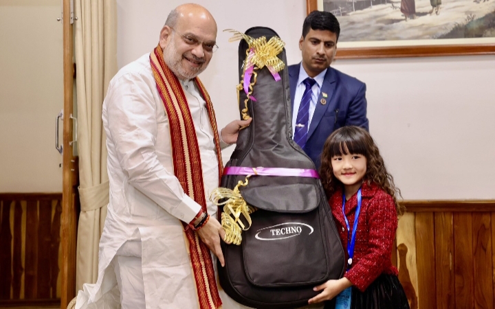 गृहमंत्री अमित शाह ने सात वर्षीय गायक को उपहार में दिया गिटार, बोले- भारत के प्रति प्रेम हम सभी को जोड़ता है