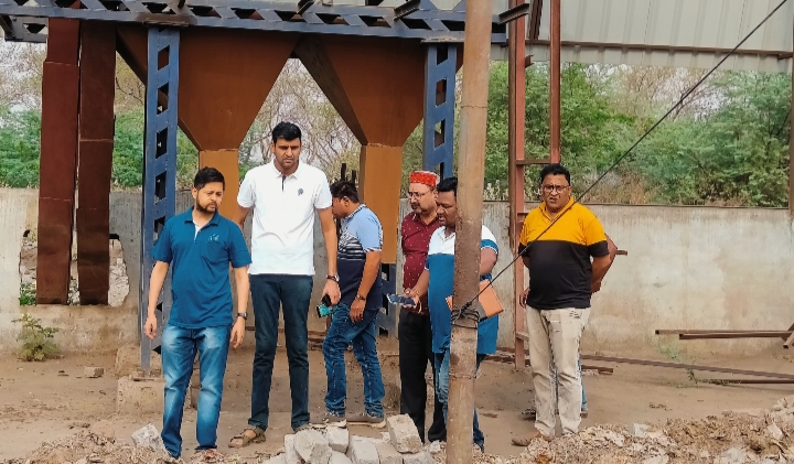 कलेक्टर अभिजीत सिंह ने आयुक्त के साथ ट्रेंचिंग ग्राउंड जाकर कचरे के वैज्ञानिक निपटान की प्रक्रिया एवं नगर निगम की तैयारियों का किया निरीक्षण
