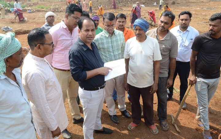 कलेक्टर डॉ. गौरव सिंह ने किया ग्राम केंद्री का दौरा, अमृत सरोवर और मनरेगा कार्यों का लिया जायजा
