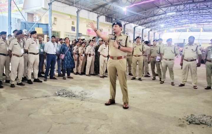 मां बम्लेश्वरी डोंगरगढ़ चैत्र नवरात्रि मेला में 1100 से अधिक पुलिसकर्मियों ड्यूटी में तैनात, SP मोहित गर्ग ने जवानों को किया ब्रीफ