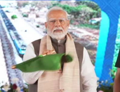 पीएम मोदी ने राज्य में 7 रेलवे परियोजनाओं की आधारशिला रखी, 4 परियोजनाओं को राष्ट्र को समर्पित किया