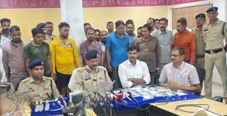 डकैती की घटना को अंजाम देने वाले 15 आरोपी गिरफ्तार, 20 लाख रुपए का मशरूका बरामद