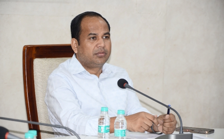 शासन की जनकल्याणकारी योजनाओं का शत प्रतिशत क्रियान्वयन सुनिश्चित हो- कलेक्टर डॉ. गौरव सिंह