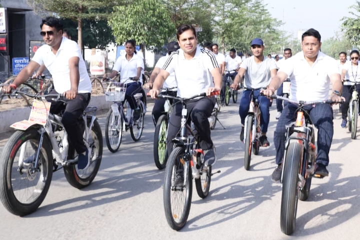 फिट इंडिया मिशन- Sunday to cycle: SP भोजराम पटेल ने सायकल चलाकर शारीरिक रूप से फिट रहने किया जागरूक