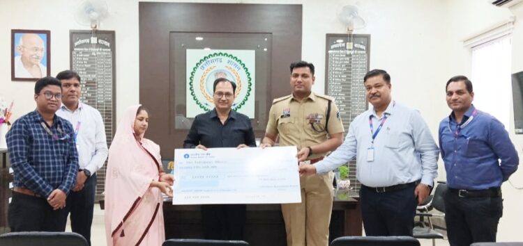 पुलिस सैलरी पैकेज दुर्घटना मृत्यु दावा के तहत स्वर्गीय आरक्षक की पत्नि को मिला 50 लाख रूपये का चेक
