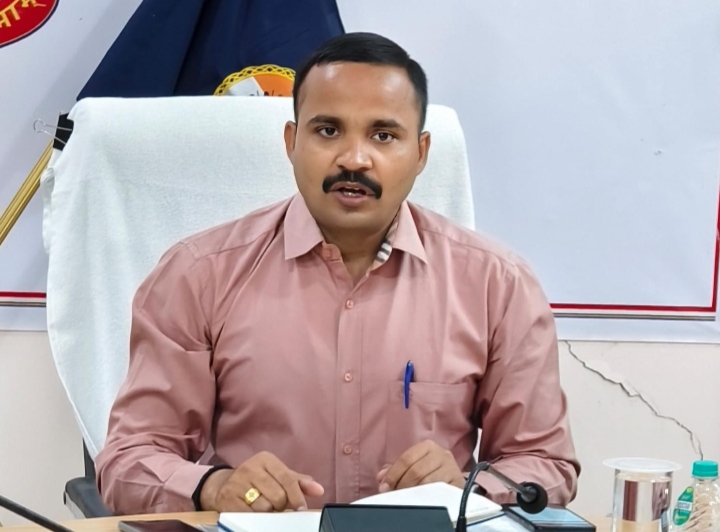SP सूरज सिंह परिहार ने ली पुलिस कार्यालय के सभी शाखा प्रभारियों की बैठक, समय पर कार्यालय पहुंचने एवं साफ सुथरी वेशभूषा मे आने के दिये निर्देश