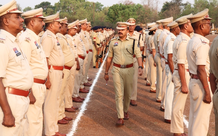 SP सूरज सिंह परिहार ने जनरल परेड की सलामी ली, पुलिसकर्मियों के समस्याओं से हुए रूबरू एवं निराकरण के लिए किया आवश्वस्त
