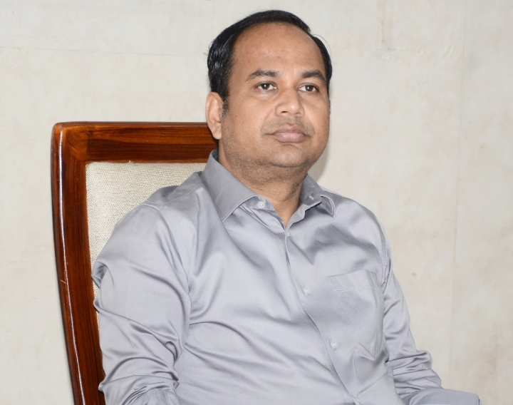 कलेक्टर डॉ. गौरव सिंह ने शिक्षा विभाग की ले बैठक; स्कूलों में पेयजल, शौचालय की समस्या के समाधान के दिए निर्देश