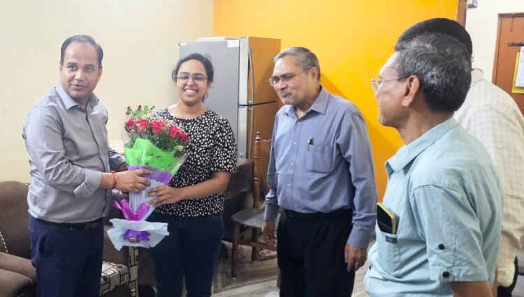कलेक्टर डॉ. गौरव सिंह ने यूपीएससी में चयनित पूर्वा अग्रवाल को दी बधाई, उज्ज्वल भविष्य की कामना करते हुए कहा- छत्तीसगढ़ के युवाओं को मिलेगी प्रेरणा